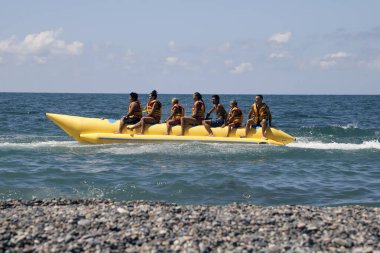 Gürcistan, Batumi - 08 Ağustos 2024: Şişme bir muza binmek