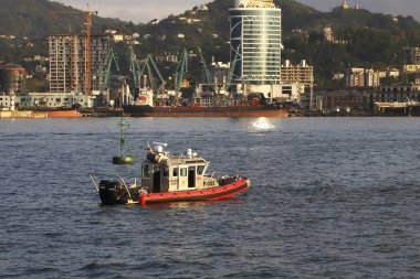 Gürcistan, Batumi - 10 Ağustos 2024: Batum kıyısı açıklarındaki balıkçı tekneleri