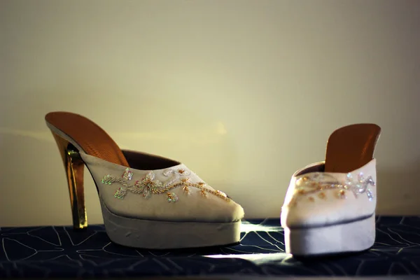 Hermoso Par Zapatos Tacón Alto Mujer Blanca Bordados Para Preparación — Foto de Stock