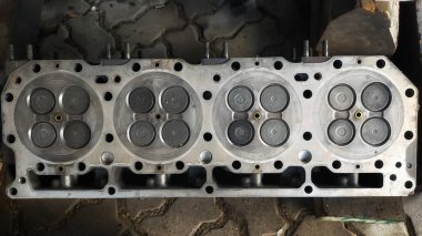 Motor silindir kafası silindir haznesinin üzerinde oturur ve yanma odasının mekanik ritmini düzenler..