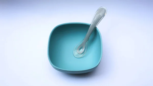 用硅胶制成的蓝色婴儿盘和勺子 从6个月大开始确保婴儿每日进餐的安全 — 图库照片
