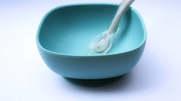 실리콘 푸른색 베이비 숟가락으로 아기의 식사를 안전은 개월부터 — 스톡 사진