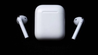 Siyah arka plana sahip beyaz kulaklıklar, ayrıntılı olarak akıllı telefon eğlencesi ve bağlantı için kablosuz kulaklığı kapat.