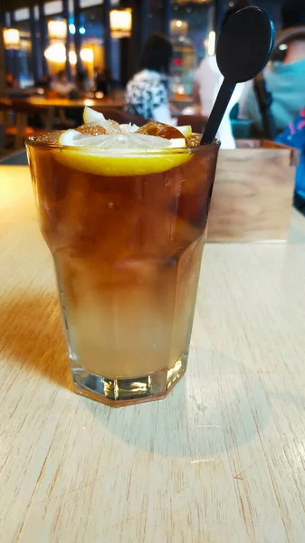 Masada Servis Edilen Buzlu Limon Çayı Çok Taze — Stok fotoğraf