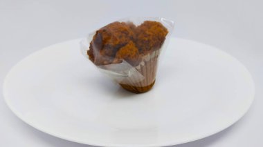 Esmer şekerli buğulanmış sünger keki. 