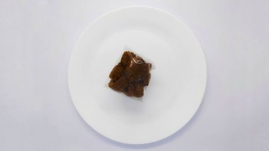 Esmer şekerli buğulanmış sünger keki. 