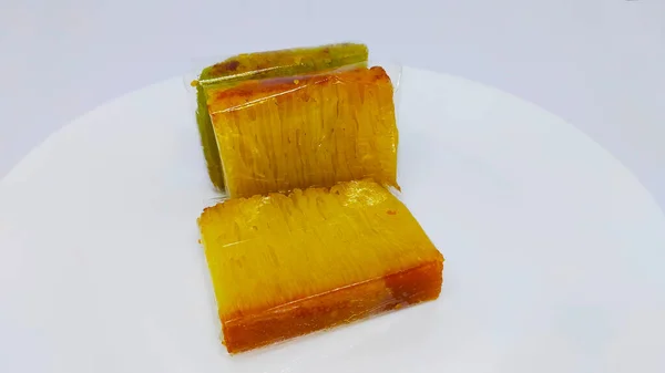 ビカアンボンまたは黄金のケーキまたは黄金のクイビンカは アジアからのインドネシアのデザートと本物の伝統的な食品です — ストック写真