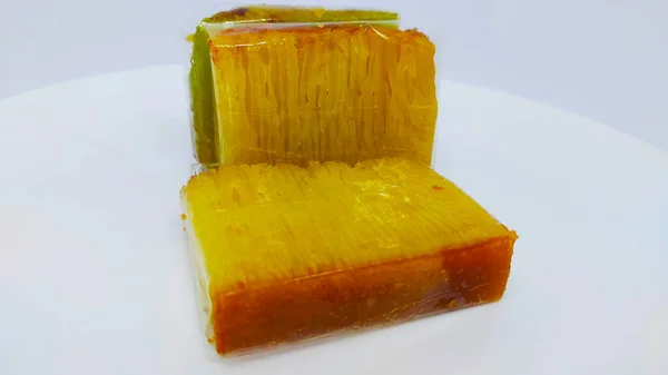 ビカアンボンまたは黄金のケーキまたは黄金のクイビンカは アジアからのインドネシアのデザートと本物の伝統的な食品です — ストック写真