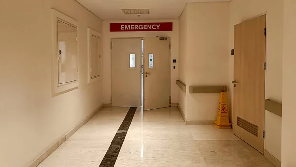 Drzwi Wejściowe Izby Przyjęć Odpowiedni Wizerunek Reklamy Szpitalnej Zdrowotnej — Zdjęcie stockowe