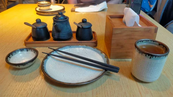 寿司餐厅的餐具 辣椒粉 盘子和筷子 — 图库照片