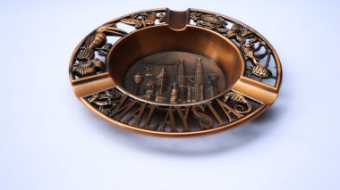 Üzerinde Malezya yazan sigara küllüğü ve ikonik İkiz Kule binası Kuala Lumpur 'un resmi var..