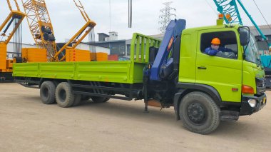 Jakarta, Endonezya - 2 Haziran 2022: Avluda yüklemeye hazır yeşil kamyonet.