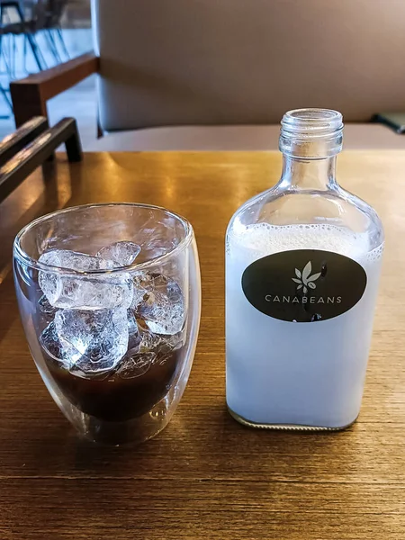 Jakarta Indonézia Június 2022 Kávé Latte Szolgált Másképp Egy Üveg — Stock Fotó