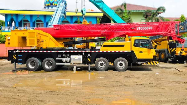 Yakarta Indonesia Junio 2022 Ton Yellow Truck Crane Red Boom —  Fotos de Stock