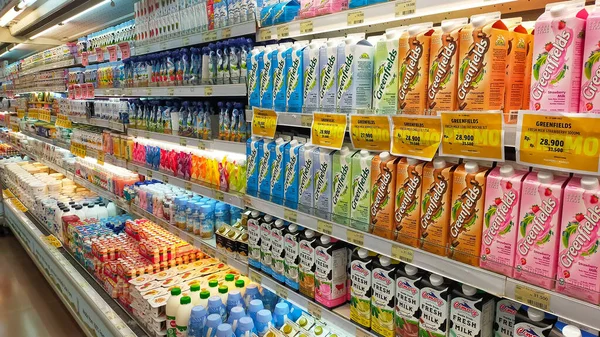 インドネシアのジャカルタ 2022年6月15日 スーパーの冷蔵庫で冷たい飲み物 主にミルクジュースなどのソフトドリンク — ストック写真