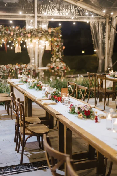 Γαμήλια Δεξίωση Δείπνο Οργάνωση Τραπέζι Όμορφη Διακόσμηση Λουλουδιών — Φωτογραφία Αρχείου