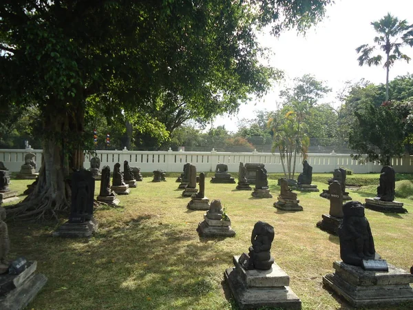 Mały Posąg Wygląda Jak Cmentarz Buddyjski Kompleks Świątynny Prambanan Największa — Zdjęcie stockowe