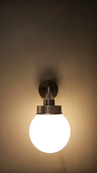 Кругла Біла Настінна Лампа Виглядає Просто Сучасно — стокове фото