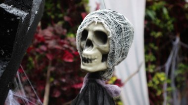 Kafatası süsleri korkunç görünüyor..