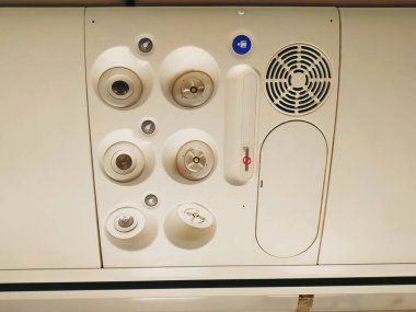 Ticari havayolu yolcusu üst panel klima, emniyet kemeri göstergesi, okuma ışığı ve kabin hoparlörü.