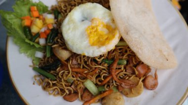 Köfteli, sebzeli, karidesli ve yumurtalı Asya usulü kızarmış şehriye..