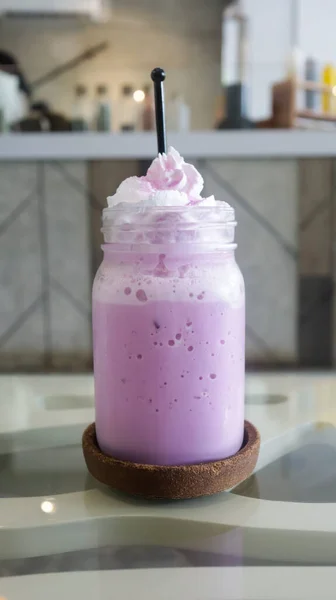 Ice Taro Latte Tejszínhabbal — Stock Fotó