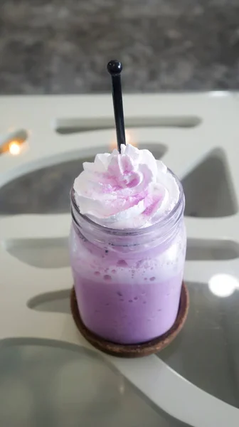 Ice Taro Latte Tejszínhabbal — Stock Fotó