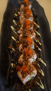 Aburi Somon Roll yumuşak kabuklu yengeç eti, suşi pilavı ve dürülmüş pirinçten oluşur. Ondan sonra da aburi veriliyor. Izgara balık eti. Somon ve ton balığının karışımından geliyor..