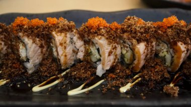 Aburi Somon Roll yumuşak kabuklu yengeç eti, suşi pilavı ve dürülmüş pirinçten oluşur. Ondan sonra da aburi veriliyor. Izgara balık eti. Somon ve ton balığının karışımından geliyor..