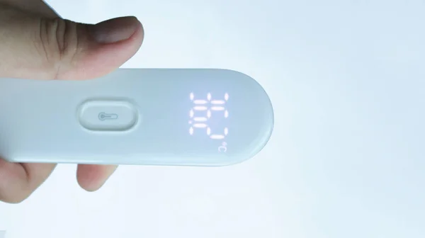 흰색에 상태의 온도를 디지탈 온도계를 — 스톡 사진