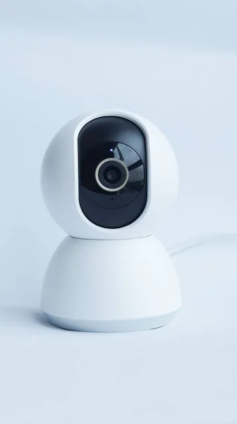 Beyaz akıllı ev portatif kapalı devre televizyon güvenlik kameraları beyaza izole edildi..