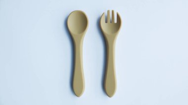 Kahverengi silikon çatal ve kaşık bebek çatalı beyaza izole edilmiş..