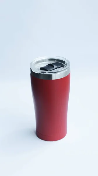 赤ステンレス製のタンブラーとマグカップ真空断熱二重壁旅行カップ白に分離蓋付き — ストック写真