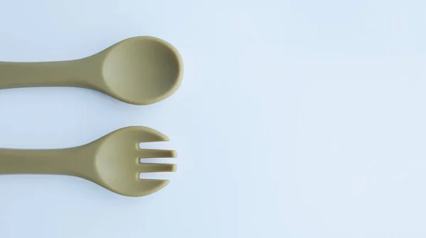 棕色硅胶叉和勺子婴儿器皿 在白色和一些负空间隔离 — 图库照片