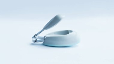 Küçük gri tırnak makası, bebek ya da çocuk için beyaza izole edilmiş..