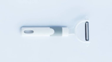 Eşsiz kelepir mutfak gereçleri ustura sebze, havuç dilimleyici, meyve soyacağı, beyaz üzerine izole edilmiş..