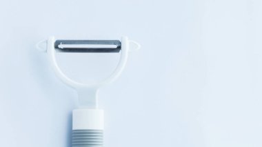 Eşsiz kelepir mutfak gereçleri ustura sebze, havuç dilimleyici, meyve soyacağı, beyaz üzerine izole edilmiş..