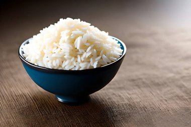 Mavi kase stüdyosunda beyaz pirinç, ticari ve ürün pazarlama promosyonu için..