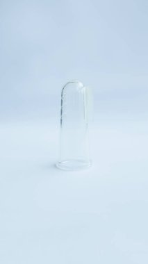 Bebek diş fırçası ya da bebek diş fırçası, silikon maddeden yapılan şeffaf ve el giysisiyle yapılan, ilk bebek dişlerinizin temiz, beyaz üzerinde izole edilmesine yardımcı olur..