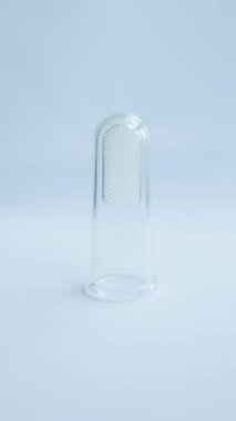 Bebek diş fırçası ya da bebek diş fırçası, silikon maddeden yapılan şeffaf ve el giysisiyle yapılan, ilk bebek dişlerinizin temiz, beyaz üzerinde izole edilmesine yardımcı olur..