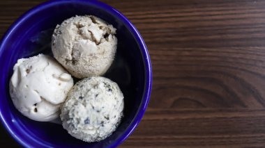 Mavi seramik kasede ev yapımı dondurma ve metin yazmak için biraz fotokopi alanı.