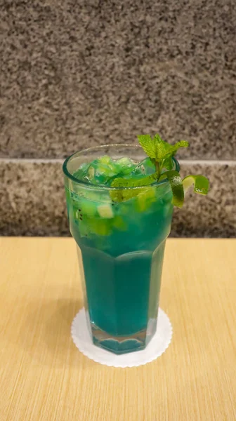 Bebida Lichi Azul Mocktail Consistir Jugo Naranja Lichi Curazao Azul — Foto de Stock