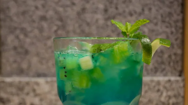 Mavi Lychee Mocktail Içeceği Portakal Suyu Liçi Sodayla Karıştırılmış Mavi — Stok fotoğraf