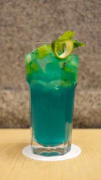Mavi Lychee Mocktail Içeceği Portakal Suyu Liçi Sodayla Karıştırılmış Mavi — Stok fotoğraf