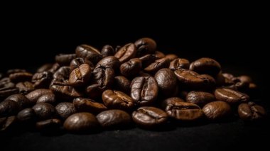 Bir avuç kavrulmuş kahve çekirdeği stüdyosu ürün ve pazarlama için iyi bir çekimdir. Fotokopi alanı ya da arka plan ve fon için. Makro ürün ve stüdyo çekimlerini kapat..