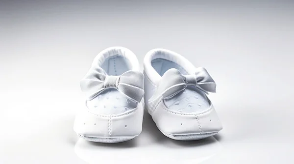 Par Zapatos Bebé Blancos Aislados Sobre Fondo Blanco — Foto de Stock