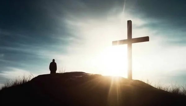 基督教十字架的轮廓在山上和平与基督徒的精神象征 复活希望和概念 — 图库照片