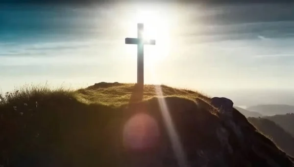 基督教十字架的轮廓在山上和平与基督徒的精神象征 复活希望和概念 — 图库照片