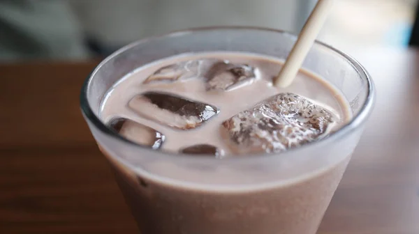 Стакан Льодового Шоколадного Молока Столом Соломою — стокове фото