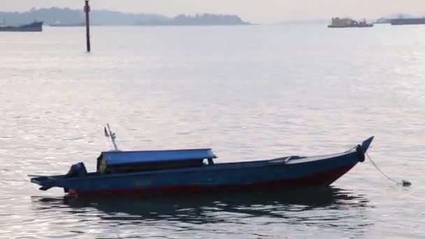 Μικρό Ξύλινο Αλιευτικό Σκάφος Αγκυροβολημένο Στη Μέση Της Θάλασσας Κοντά — Αρχείο Βίντεο